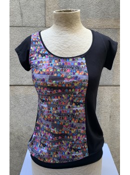 Camiseta m/c cuello redondo negra estampado lado