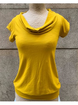 Camiseta m/c cuello amarillo