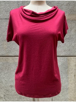 Camiseta m/c cuello sin pieza cintura granate