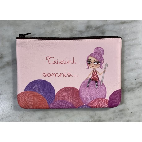 Estuche tejiendo