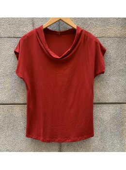 Camiseta m/c cuello sin pieza cintura rojizo