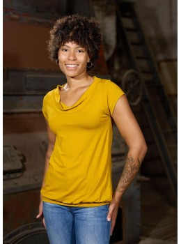 Camiseta m/c cuello amarillo