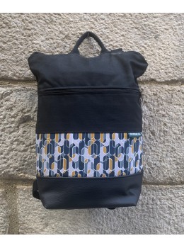 Mochila típica negra retro