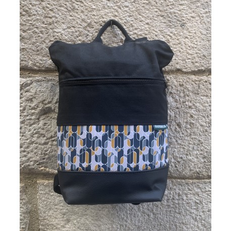 Mochila típica negra retro