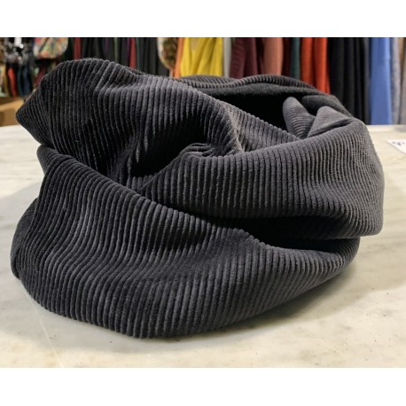 Cuello doble pana negro