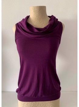 Camiseta tiras cuello morado