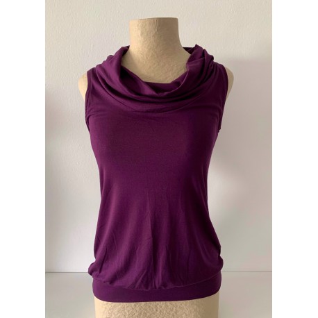 Camiseta tiras cuello morado